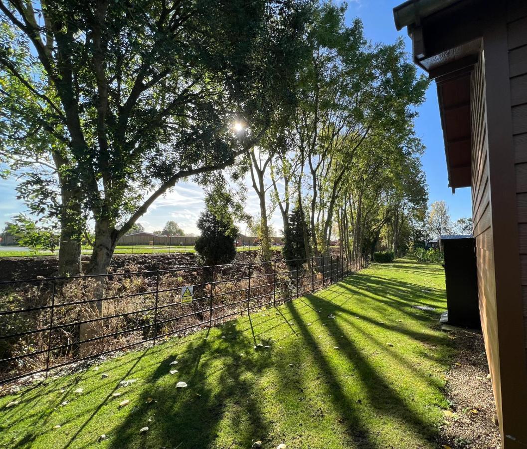 Chestnut With Hot Tub & Log Burner, Close To The Sea